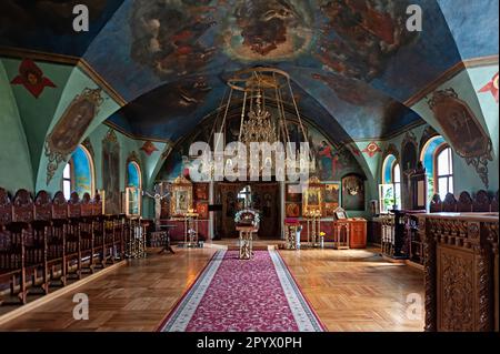 Das Innere des Refektoriums mit der Erlöser-Transfiguratonskirche des Klosters Vydubychi in der Kiew-Ukraine Stockfoto