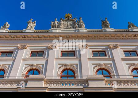 Goldene Kronen- und Marmorstatuen auf dem Dach der Albertina, Museum für Moderne Kunst, Wien, Österreich Stockfoto