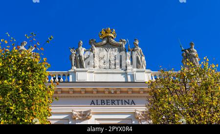 Goldene Kronen- und Marmorstatuen auf dem Dach der Albertina, Museum für Moderne Kunst, Wien, Österreich Stockfoto