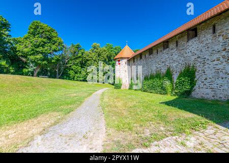 Berühmte mittelalterliche Burg Bouzov, Tschechische Republik. Nationales Wahrzeichen, erbaut im 14. Jahrhundert. Berühmtes Touristenziel. Sommerwetter, blauer Himmel. Stockfoto