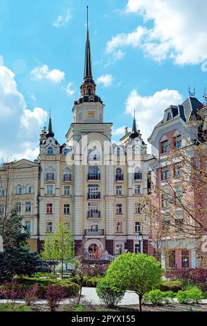 Gehobenes, farbenfrohes Vozdvizhenka-Straßengebäude in Kiew, Ukraine Stockfoto