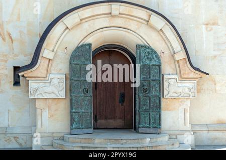 Eintritt in die Kathedrale des Erzgelo-Michailowski-Klosters Zverinetsky in Kiew, Ukraine Stockfoto