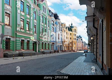 Gehobene Stadt farbenfrohe Vozdvizhenka-Straßengebäude der Stadt Kiew in der Ukraine Stockfoto