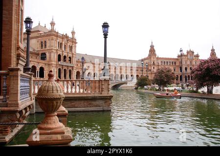 Ein Paar paddelt im Kanu auf einem Fluss, in Sevilla, Spanien, Andalusien, Plaza Stockfoto