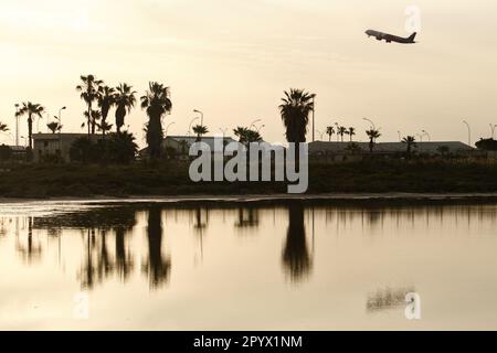 Larnaca, Larnaca, Zypern. 5. Mai 2023. Ein Flugzeug der Wizz Airlines startet am frühen Morgen vom Larnaca International Airport. (Kreditbild: © Kostas Pikoulas/ZUMA Press Wire) NUR REDAKTIONELLE VERWENDUNG! Nicht für den kommerziellen GEBRAUCH! Stockfoto