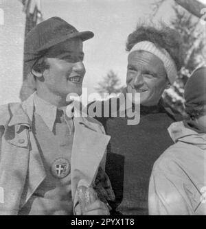 Ein schwedischer Teilnehmer des Skiwettbewerbs spricht mit einem anderen Athleten. Unbezahltes Foto, wahrscheinlich im Winter 1933/1934. Stockfoto