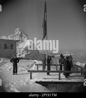 Kletterer genießen den Blick über die Bayerischen Alpen. Unbezahltes Foto, wahrscheinlich im Winter 1933/1934. Stockfoto