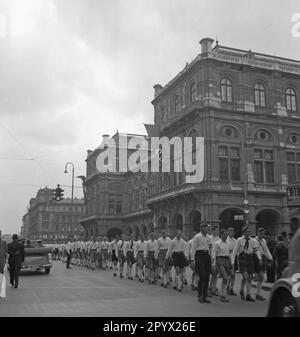 Eine Gruppe von Hitler-Jugendmitgliedern marschiert in Wien eine Straße entlang. Sie tragen immer noch eine improvisierte Uniform, da der Anschluss (Annektierung) nur wenige Tage zuvor stattfand. Stockfoto