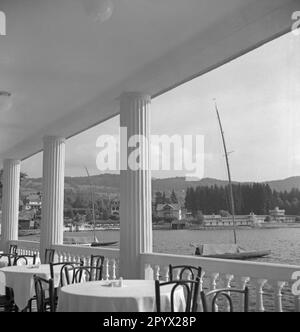 Blick auf den Wörthersee mit verankerten Segelbooten von der Loggia eines Restaurants mit Säulen und Balustrade am Seeufer in Velden. Unbezahltes Foto, wahrscheinlich im Sommer 1938. [Maschinelle Übersetzung] Stockfoto