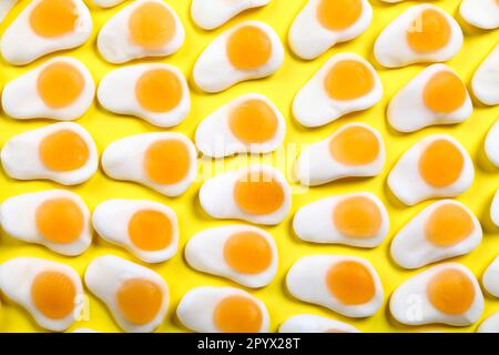 Frittierte Eiersüße auf gelbem Hintergrund Stockfoto
