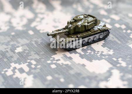 Der Spielzeugtank liegt auf dem Tisch. Kinderspielzeug-Militärpanzer Stockfoto