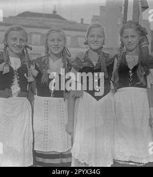 Vier Mädchen in traditionellen Kleidern und geflochtenem Haar posieren während des Kinderfestivals in Plau in Mecklenburg für ein Foto (undatierter Schuss). Stockfoto
