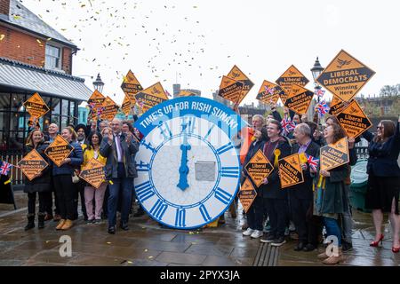 Eton, Großbritannien. 5. Mai 2023. Der liberaldemokratische Führer Ed Davey überhäuft neu gewählte liberaldemokratische Ratsmitglieder und Aktivisten mit Konfetti, um die Partei zu feiern, die die Kontrolle über den Königlichen Bezirk von Windsor und den Maidenhead-rat übernommen hat. Kredit: Mark Kerrison/Alamy Live News Stockfoto