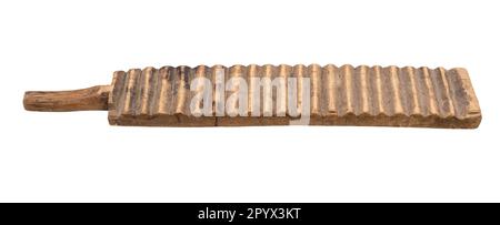 Seitenansicht des alten Rubel-Holzbretts für Leinenrollen mit Ausschnitt auf weißem Hintergrund Stockfoto