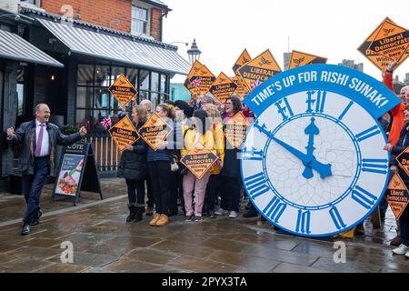 Eton, Großbritannien. 5. Mai 2023. Der liberaldemokratische Führer Ed Davey kommt, um die Partei zu feiern, die die Kontrolle über den Königlichen Bezirk Windsor und den Maidenhead-rat mit neu gewählten liberaldemokratischen Ratgebern und Aktivisten übernommen hat. Kredit: Mark Kerrison/Alamy Live News Stockfoto