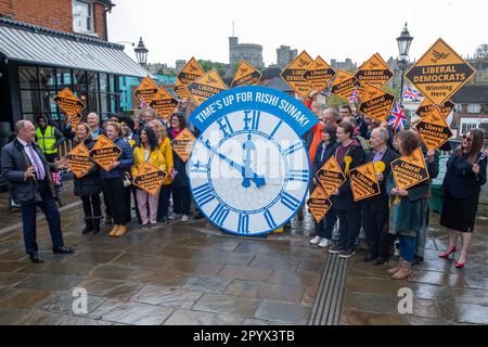 Eton, Großbritannien. 5. Mai 2023. Der liberaldemokratische Führer Ed Davey feiert die Partei, die die Kontrolle über den Königlichen Bezirk Windsor und den Maidenhead-rat mit neu gewählten liberaldemokratischen Ratgebern und Aktivisten übernommen hat. Kredit: Mark Kerrison/Alamy Live News Stockfoto