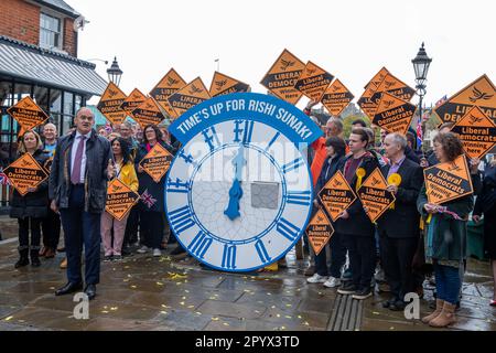 Eton, Großbritannien. 5. Mai 2023. Der liberaldemokratische Führer Ed Davey spricht vor neu gewählten liberaldemokratischen Ratsmitgliedern und Aktivisten auf der Windsor Bridge, um die Partei zu feiern, die die Kontrolle über den Königlichen Bezirk von Windsor und den Maidenhead-rat übernommen hat. Kredit: Mark Kerrison/Alamy Live News Stockfoto