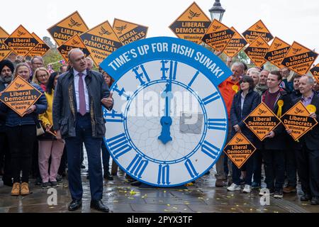 Eton, Großbritannien. 5. Mai 2023. Der liberaldemokratische Führer Ed Davey spricht vor neu gewählten liberaldemokratischen Ratsmitgliedern und Aktivisten auf der Windsor Bridge, um die Partei zu feiern, die die Kontrolle über den Königlichen Bezirk von Windsor und den Maidenhead-rat übernommen hat. Kredit: Mark Kerrison/Alamy Live News Stockfoto