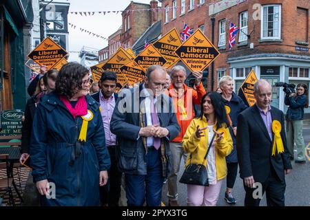 Eton, Großbritannien. 5. Mai 2023. Der liberaldemokratische Führer Ed Davey geht entlang der Eton High Street mit neu gewählten liberaldemokratischen Ratgebern und Aktivisten, um die Partei zu feiern, die die Kontrolle über den Königlichen Bezirk von Windsor und den Maidenhead council übernommen hat. Kredit: Mark Kerrison/Alamy Live News Stockfoto