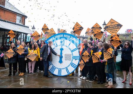 Eton, Großbritannien. 5. Mai 2023. Der liberaldemokratische Führer Ed Davey überhäuft neu gewählte liberaldemokratische Ratsmitglieder und Aktivisten mit Konfetti, um die Partei zu feiern, die die Kontrolle über den Königlichen Bezirk von Windsor und den Maidenhead-rat übernommen hat. Kredit: Mark Kerrison/Alamy Live News Stockfoto