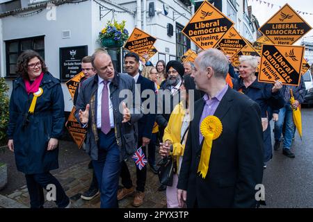 Eton, Großbritannien. 5. Mai 2023. Der liberaldemokratische Führer Ed Davey geht entlang der Eton High Street mit neu gewählten liberaldemokratischen Ratgebern und Aktivisten, um die Partei zu feiern, die die Kontrolle über den Königlichen Bezirk von Windsor und den Maidenhead council übernommen hat. Kredit: Mark Kerrison/Alamy Live News Stockfoto