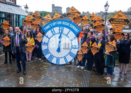 Eton, Großbritannien. 5. Mai 2023. Der liberaldemokratische Führer Ed Davey spricht vor neu gewählten liberaldemokratischen Ratsmitgliedern und Aktivisten auf der Windsor Bridge, um die Partei zu feiern, die die Kontrolle über den Königlichen Bezirk von Windsor und den Maidenhead-rat übernommen hat. Kredit: Mark Kerrison/Alamy Live News Stockfoto