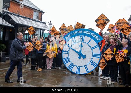 Eton, Großbritannien. 5. Mai 2023. Der liberaldemokratische Führer Ed Davey feiert die Partei, die die Kontrolle über den Königlichen Bezirk Windsor und den Maidenhead-rat mit neu gewählten liberaldemokratischen Ratgebern und Aktivisten übernommen hat. Kredit: Mark Kerrison/Alamy Live News Stockfoto