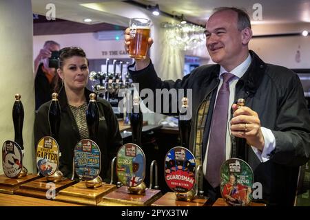 Eton, Großbritannien. 5. Mai 2023. Der liberaldemokratische Führer Ed Davey trinkt ein Bier von Windsor und Eton Brewery's Coronation Ale im Pub George, um mit neu gewählten liberaldemokratischen Ratgebern und Aktivisten die Partei zu feiern, die die Kontrolle über den Royal Borough of Windsor and Maidenhead council übernommen hat. Kredit: Mark Kerrison/Alamy Live News Stockfoto