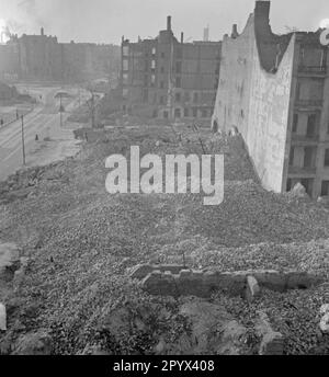 Undatiertes Foto eines Schutt-Haufens in Berlin, vermutlich Westberlin, 1950. Rechts und im Hintergrund, Hausrahmen. Links eine Straße. Am anderen Ende des eingestürzten Wohnblocks, ein Lastwagen. Hier, der Anfang der Entkopplung. Stockfoto