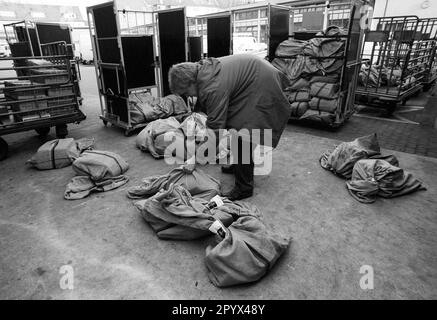 DEU , DEUTSCHLAND : ein Mitarbeiter sortiert Brieftaschen in einem Versandzentrum der Deutschen Bundespost ( Deutsche Post ) in Bonn , Januar 1992 Stockfoto