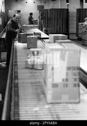 DEU , DEUTSCHLAND : Mitarbeiter in einem Vertriebszentrum für Pakete der Deutschen Bundespost ( Deutsche Post ) in Bonn , Januar 1992 Stockfoto