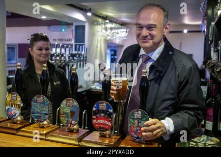 Eton, Großbritannien. 5. Mai 2023. Der liberaldemokratische Führer Ed Davey trinkt ein Bier von Windsor und Eton Brewery's Coronation Ale im Pub George, um mit neu gewählten liberaldemokratischen Ratgebern und Aktivisten die Partei zu feiern, die die Kontrolle über den Royal Borough of Windsor and Maidenhead council übernommen hat. Kredit: Mark Kerrison/Alamy Live News Stockfoto