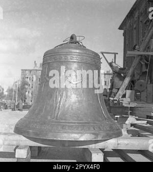 Foto der Freiheitsglocke auf einem Holzrahmen kurz vor ihrer Installation im Turm des Sitzes des Berliner Bürgermeisters Ernst Reuter (1948-1953) am 21. Oktober 1950. Die Glocke ertönte zum ersten Mal bei der Zeremonie am Tag der Vereinten Nationen (UNO) am 24. Oktober. Stockfoto