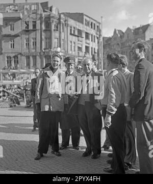 Foto des rauchenden Bürgermeisters von West-Berlin, Ernst Reuter (1948-1953) vor dem Rathaus Schoeneberg. Das Foto wurde anlässlich der Installation der Freiheitsglocke im Turm seiner offiziellen Residenz am 21. Oktober 1950 aufgenommen. Die Glocke ertönte zum ersten Mal bei der Zeremonie am Tag der Vereinten Nationen (UNO) am 24. Oktober. Stockfoto