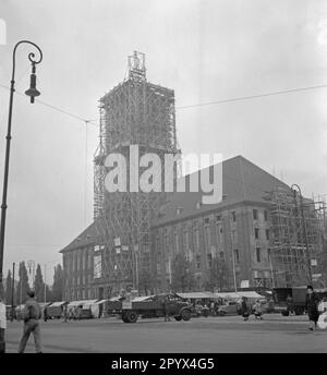 Foto eines Wochenmarktes auf dem Rathausplatz und des dekorierten Rathaus Schoeneberg, Sitz des Berliner Bürgermeisters Ernst Reuter (1948-1953) am 21. Oktober 1950. An diesem Tag wurde die Freiheitsglocke im Turm des Gebäudes installiert. Auf dem Gerüst ein Poster der amerikanischen Besatzungsstreitkräfte (Inschrift: Notfallprogramm von Berlin mit europäischem Wiederaufbauprogramm). Die Glocke ertönte zum ersten Mal bei der Zeremonie am Tag der Vereinten Nationen (UNO) am 24. Oktober. Stockfoto