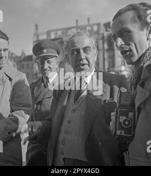 Foto des rauchenden Bürgermeisters von Westberlin, Ernst Reuter (1948-1953) vor dem Rathaus Schoeneberg anlässlich der Installation der Freiheitsglocke im Turm seiner offiziellen Residenz am 21. Oktober 1950. Die Glocke ertönte zum ersten Mal bei der Zeremonie am Tag der Vereinten Nationen (UNO) am 24. Oktober. Stockfoto