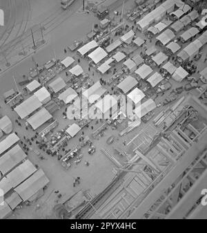 Blick auf den Gerüstturm des Rathaus Schoeneberg auf dem Wochenmarkt am Rathausplatz am 21. Oktober 1950. Am selben Tag wurde die Freiheitsglocke im Turm des Sitzes des Berliner Bürgermeisters Ernst Reuter (1948-1953) installiert. Die Glocke ertönte zum ersten Mal bei der Zeremonie am Tag der Vereinten Nationen (UNO) am 24. Oktober. Stockfoto