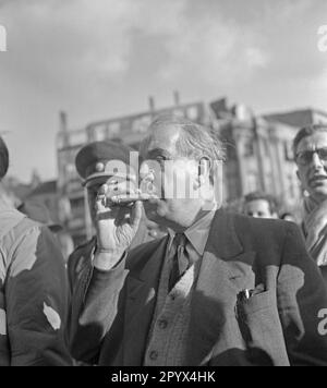 Foto des rauchenden Bürgermeisters von West-Berlin, Ernst Reuter (1948-1953) vor dem Rathaus Schoeneberg. Das Foto wurde anlässlich der Installation der Freiheitsglocke im Turm seiner offiziellen Residenz am 21. Oktober 1950 aufgenommen. Die Glocke ertönte zum ersten Mal bei der Zeremonie am Tag der Vereinten Nationen (UNO) am 24. Oktober. Stockfoto