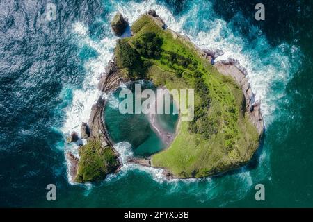 Azoren aus der Vogelperspektive. Draufsicht auf die Insel Vila Franca do Campo. Krater eines alten Unterwasservulkans auf der Insel San Miguel, Azoren, Portugal. Stockfoto