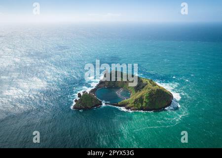 Azoren aus der Vogelperspektive. Draufsicht auf die Insel Vila Franca do Campo. Krater eines alten Unterwasservulkans auf der Insel San Miguel, Azoren, Portugal. Stockfoto