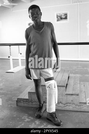 AGO , ANGOLA : ein amputierter Junge in einem orthopädischen Zentrum des IKRK in Luanda ist ein Opfer des Bürgerkriegs in Angola . 10.12.1993 Stockfoto