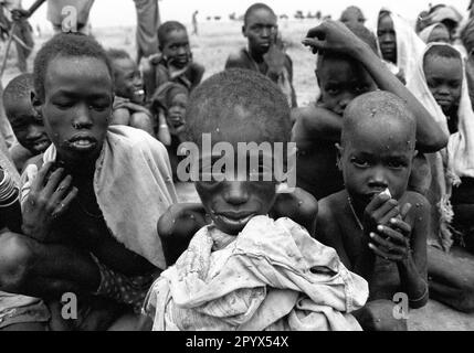 SDN , SUDAN : unterernährte Mädchen in einem Ernährungszentrum in Waat im Süden des Sudan 20.10.1992 Stockfoto