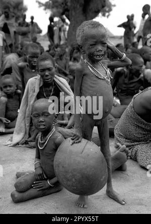 SDN , SUDAN : unterernährte Mädchen in einem Ernährungszentrum in Waat im Süden des Sudan 18.10.1992 Stockfoto