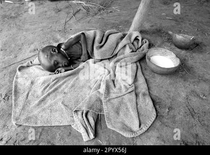 SDN , SUDAN : Ein unterernährter Junge in einem Fütterungszentrum in Ayod im Süden des Sudan 10.08.1993 Stockfoto