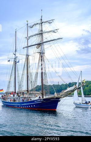 Der Santa Barbara Anna Schoner segelt im Rahmen der Sassnitz Sail 2022 in den Hafen von Sassnitz, Mecklenburg-Vorpommern. Stockfoto