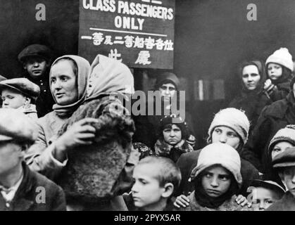 In Deutschland geborene Wolgs-Deutsche, die nach Harbin in China flohen und vom Nansen-Komitee nach Brasilien überwiesen wurden. Das Nansen-Komitee (Internationales Flüchtlingsbüro Nansen) war eine Organisation des Völkerbundes in Genf, die Flüchtlingen aus Kriegsgebieten Hilfe leistete. [Maschinelle Übersetzung] Stockfoto