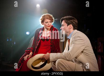 Laura Pitt-Pulford (Mabel), Norman Bowman (Mack) in MACK & MABEL im Southwark Playhouse, London SE1 11./07/2012. Buch: Michael Stewart Musik & Texte: Jerry Herman Design: Jason Denvir Beleuchtung: Howard Hudson Choreographie: Lee stolzer Regisseur: Thom Southerland Stockfoto