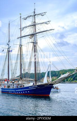 Der Santa Barbara Anna Schoner segelt im Rahmen der Sassnitz Sail 2022 in den Hafen von Sassnitz, Mecklenburg-Vorpommern. Stockfoto