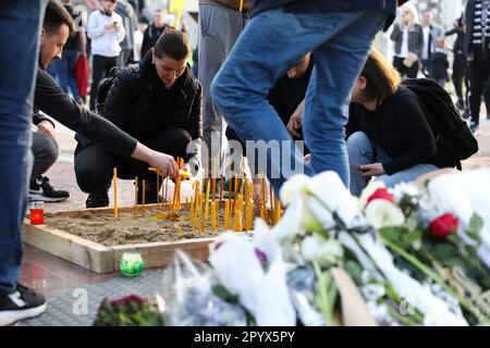 Belgrad, Serbien, 4. Mai 2023. Die Menschen hinterlassen Blumen für die Opfer, die in der Grundschule „Vladislav Ribnikar“ während des Play Offs Game 4 - 2022/2023 Turkish Airlines EuroLeague-Spiels zwischen Partizan Mozzart Bet Belgrad und Real Madrid in der stark Arena in Belgrad, Serbien, getötet wurden. 4. Mai 2023. Kredit: Nikola Krstic/Alamy Stockfoto