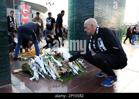 Belgrad, Serbien, 4. Mai 2023. Die Menschen hinterlassen Blumen für die Opfer, die in der Grundschule „Vladislav Ribnikar“ während des Play Offs Game 4 - 2022/2023 Turkish Airlines EuroLeague-Spiels zwischen Partizan Mozzart Bet Belgrad und Real Madrid in der stark Arena in Belgrad, Serbien, getötet wurden. 4. Mai 2023. Kredit: Nikola Krstic/Alamy Stockfoto